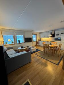 una sala de estar con un sofá y una mesa en Hyllan, en Sälen