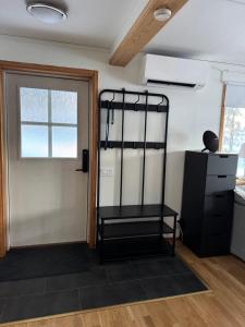 Habitación con puerta y estante junto a una ventana en Hyllan, en Sälen