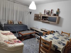una sala de estar con una mesa y un sofá en Carrer Esparreguera, en Olot