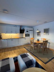 Una cocina y un comedor con mesa y sillas. en Hyllan, en Sälen