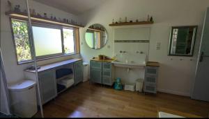 Saint-Médard-dʼAunisにあるWooden house with indoor poolのギャラリーの写真