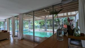 Saint-Médard-dʼAunisにあるWooden house with indoor poolのギャラリーの写真