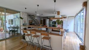 Saint-Médard-dʼAunisにあるWooden house with indoor poolのギャラリーの写真 +40枚の写真