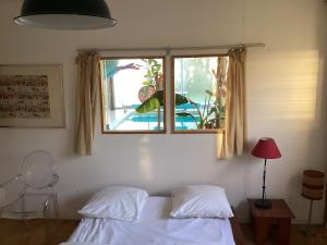 Un dormitorio con una cama blanca y una ventana. en Wooden house with indoor pool, en Saint-Médard-dʼAunis 40 fotos más