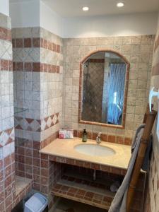 Ένα μπάνιο στο Pleasant and sunny villa