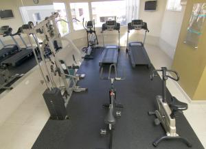 - une salle de sport avec plusieurs tapis de course et vélos d'exercice dans l'établissement Hotel Premier, à Hermosillo
