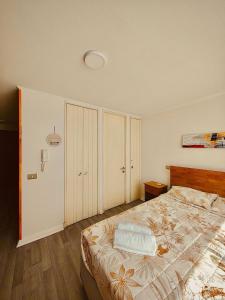 Ένα ή περισσότερα κρεβάτια σε δωμάτιο στο Depto. En el centro de Santiago