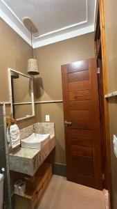 a bathroom with a sink and a mirror at Pousada Recreio Casa Grande in Cascavel