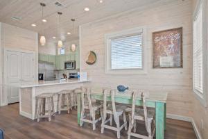 Η κουζίνα ή μικρή κουζίνα στο Walk to Beach Private Pool Golf Cart Friendly