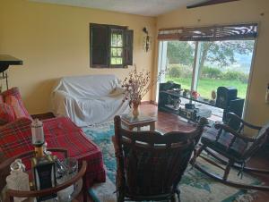 a living room with a couch and a table at La Juana Posada en Tenjo in Tenjo
