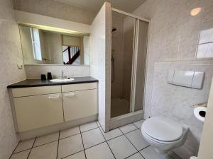 une salle de bain avec toilettes, lavabo et douche dans l'établissement Holiday bungalow with wifi near beach, à Sint Maartenszee
