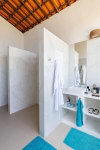 a white bathroom with a sink and a mirror at Kitesurfing Paradise, Beautiful Beach House in Taíba