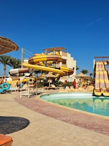 Bazén v ubytování Studio in elkarma resort & aqua park nebo v jeho okolí