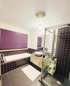 Ένα μπάνιο στο Room2 Nearby Sunnybank Hills Shopping Town