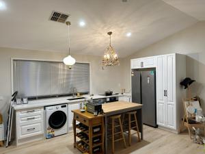 Η κουζίνα ή μικρή κουζίνα στο Room2 Nearby Sunnybank Hills Shopping Town