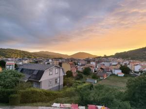 - Vistas a la ciudad al atardecer en Escolar, en Cedeira