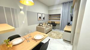 Un comedor con mesa y sillas de madera. en Green Park, Bloco G, apt 05 · Apartamento reformado SGAN 911, en Brasilia
