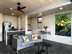 Kuhinja oz. manjša kuhinja v nastanitvi Garden Suite at Solindo Stays
