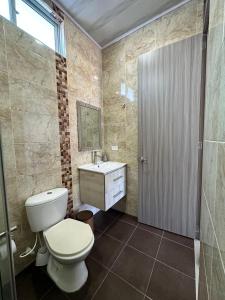 un bagno con un water bianco e un lavandino di Increible lugar de desconexion a Nariño