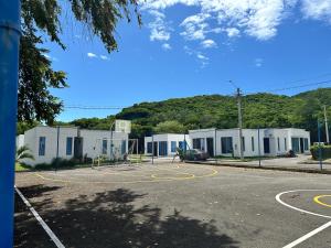un parcheggio vuoto di fronte a un edificio di Increible lugar de desconexion a Nariño