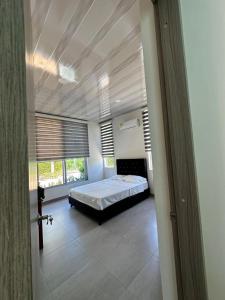 una camera da letto con un letto e una grande finestra di Increible lugar de desconexion a Nariño Altre 20 foto