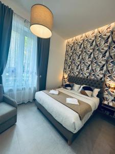 ラ・スペツィアにあるLina Suites & Roomsの大きなベッドと大きな窓のある寝室