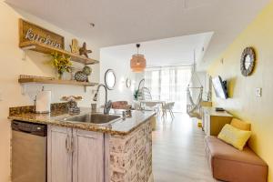 Η κουζίνα ή μικρή κουζίνα στο Resort Condo about 1 Mi to Boynton Beach Access! +18 φωτογραφίες