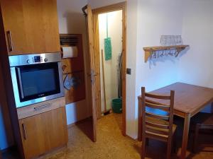 a room with a table and a television and a dining room at Business und Messe Apartment TULPE in Zirndorf