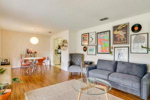 Χώρος καθιστικού στο Karaoke Ready! Fort Worth Area Home with Pool