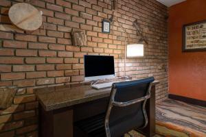 TV a/nebo společenská místnost v ubytování Best Western Pony Soldier Inn & Suites