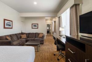 TV a/nebo společenská místnost v ubytování Best Western Pony Soldier Inn & Suites