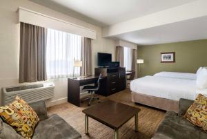 TV a/nebo společenská místnost v ubytování Best Western Pony Soldier Inn & Suites