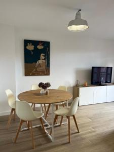 a dining room with a wooden table and chairs at Ruavieja, camino y vino in Logroño