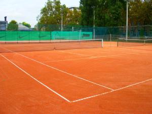 Tenis alebo squash v ubytovaní Boathouse Balatonlelle with Sauna alebo jeho okolí