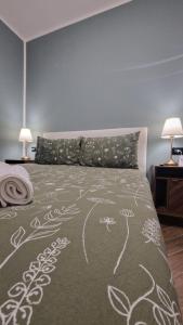 a bedroom with a bed with white flowers on it at Casa Hanna3 in Intra