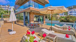 En balkon eller terrasse på Kalkan Kisla Bay Luxury Villa - 6440