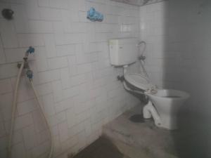 bagno con servizi igienici e tubo di Srivastava House a Prayagraj