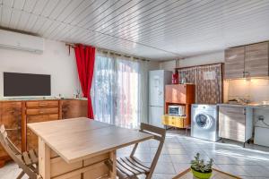 Et tv og/eller underholdning på Appartement 2 pièces, plain-pied, équipé, avec parkings, Réservation minimum 3 nuits