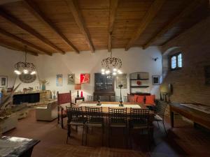 サルナーノにあるIl Borgo delle Sibille Albergo Diffusoのテーブルと椅子のある広いリビングルーム