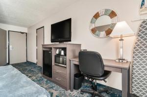 Televiisor ja/või meelelahutuskeskus majutusasutuses American Inn & Suites Metro Airport