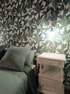 1 dormitorio con 1 cama y mesita de noche con mesa en Garden House, en Casorezzo