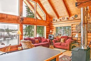 ein Wohnzimmer mit roten Möbeln in einer Holzhütte in der Unterkunft Marie's Cabin in Leavenworth