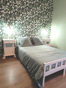 Un dormitorio con una cama con papel pintado floral. en Garden House, en Casorezzo