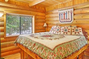 Un pat sau paturi într-o cameră la Marie's Cabin