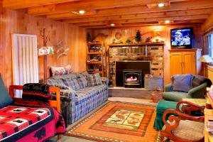 a living room with a couch and a fireplace at Weekend Hideout in Leavenworth