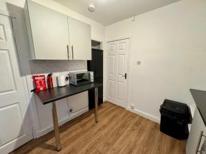 Nhà bếp/bếp nhỏ tại FERRY HOUSE - INVOICE and REDUCED PRICE only via SUNRISE SHORT LETS DUNDEE, 4 Bed House, Great for Contractors, Fully Equipped, Private Parking, Easy Ring Road Access - ASK SUNRISE SHORT LETS - and ONLY 5 Mins to STANNERGATE Ports