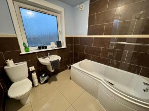 Phòng tắm tại FERRY HOUSE - INVOICE and REDUCED PRICE only via SUNRISE SHORT LETS DUNDEE, 4 Bed House, Great for Contractors, Fully Equipped, Private Parking, Easy Ring Road Access - ASK SUNRISE SHORT LETS - and ONLY 5 Mins to STANNERGATE Ports +15 ảnh
