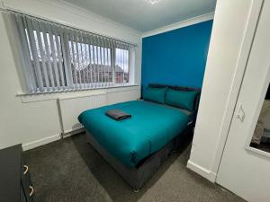 Giường trong phòng chung tại FERRY HOUSE - INVOICE and REDUCED PRICE only via SUNRISE SHORT LETS DUNDEE, 4 Bed House, Great for Contractors, Fully Equipped, Private Parking, Easy Ring Road Access - ASK SUNRISE SHORT LETS - and ONLY 5 Mins to STANNERGATE Ports