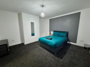 Giường trong phòng chung tại FERRY HOUSE - INVOICE and REDUCED PRICE only via SUNRISE SHORT LETS DUNDEE, 4 Bed House, Great for Contractors, Fully Equipped, Private Parking, Easy Ring Road Access - ASK SUNRISE SHORT LETS - and ONLY 5 Mins to STANNERGATE Ports