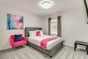 Ένα ή περισσότερα κρεβάτια σε δωμάτιο στο Chic Pocono Hideaway with Private Indoor Sauna +32 φωτογραφίες